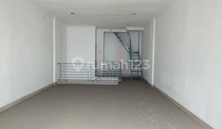 Price Drop, Golden Opportunity 3-Storey Shop House 300 Meters From Sawangan Toll Exit 2