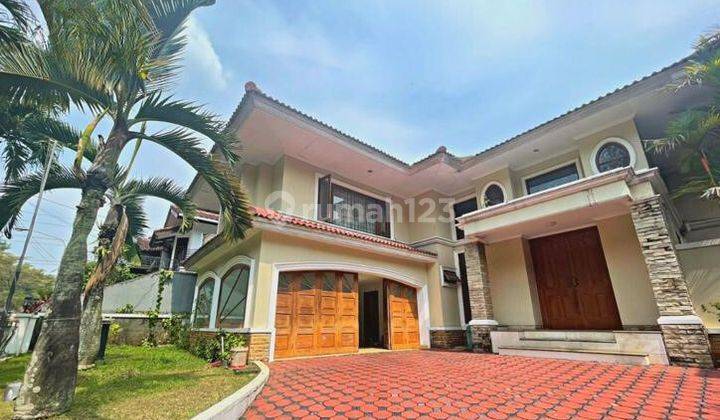 Rumah Dengan Halaman Dan Lahan Parkir Luas di Villa Cinere Mas 1