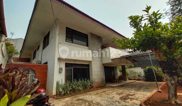 Rumah Semi Furnished Dengan 9 Kamar Tidur di Bendungan Hilir