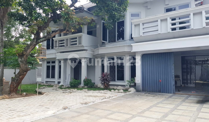 Rumah 2 Lantai Halaman Luas di Pejaten – Halaman Luas & Lokasi Premium