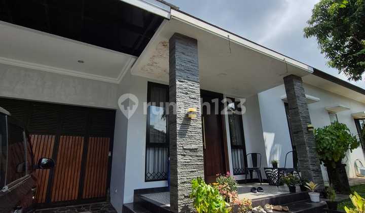Luxury Corner House in Cinere, Very Comfortable and Strategic Luxury Corner House in Cinere, Very Comfortable and Strategic