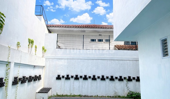 Dijual Rumah Modern Nyaman dengan Kolam Renang di Megapolitan Cinere 5 Menit ke Pintu Tol Desari 2