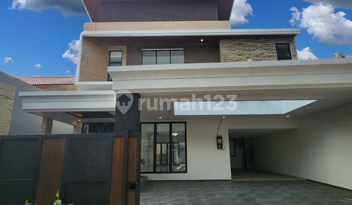 Modern House dengan Pool, Hanya 5 menit ke Pondok Indah