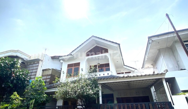 Ready-to-Occupy House in Lebak Bulus, Attractive Price Near MRT, Area 200m2