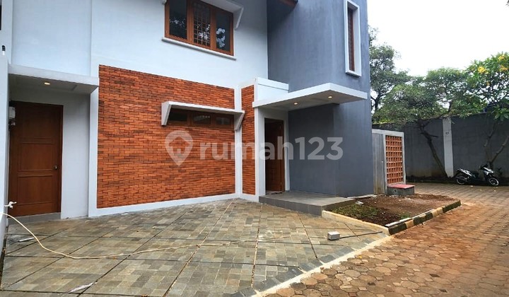 Rumah Brand New di Jagakarsa Ada Swimming Pool Harga Murah