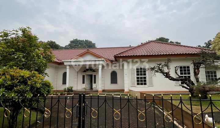 Hunian Klasik Nuansa Asri dengan Halaman Luas di Cinere