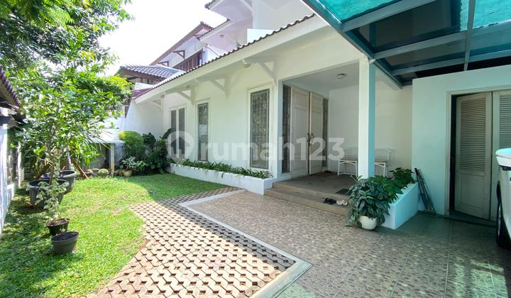 Beautiful Super Cozy House in Cinere with a Spacious Back Garden