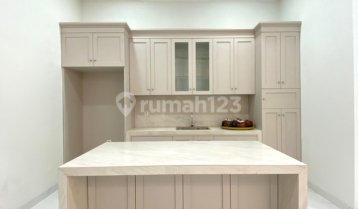 Sewa Rumah Mewah 1,5 Lantai di Lebak Bulus Hadap Selatan Dekat MRT 2