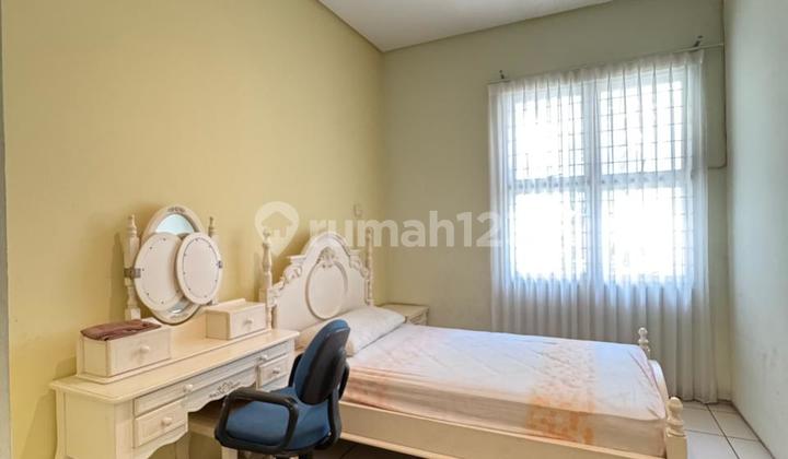 Rumah dengan Kolam Renang di Cinere - Lokasi tenang, dekat tol 2