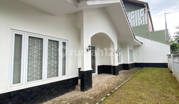 Rumah 1,5 Lantai Posisi Hook Luas 318 m2 Siap Huni