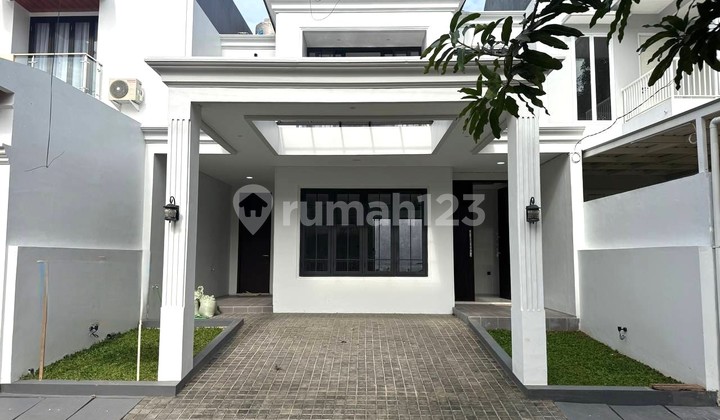 Rumah Brand New di Cinere Desain American Classic Layout Lapang