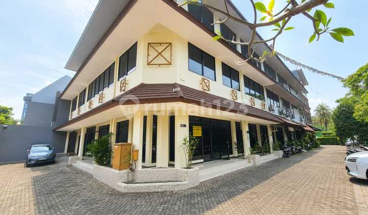 Ready-to-use 3.5-floor Shop House for Office or Clinic in Lebak Bulus. Ready-to-use 3.5-floor Shop House for Office or Clinic in Lebak Bulus.