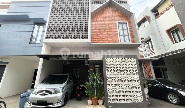 Modern Minimalis 3 Lantai Siap Huni dekat TB Simatupang Area 1