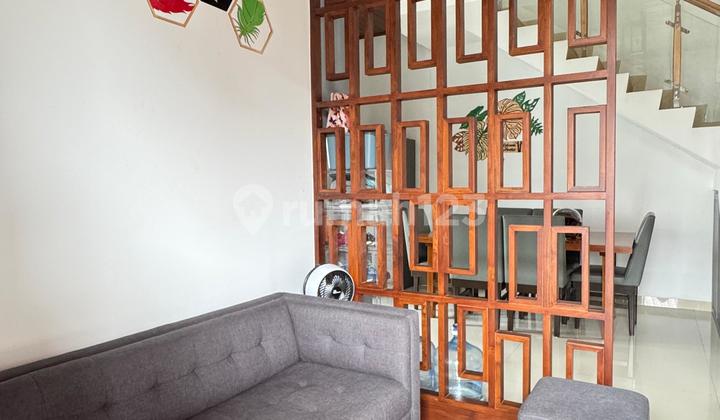 Rumah Modern 3 Lantai Bebas Banjir Dalam Town House di Beji 2