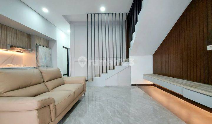 Rumah 3 Lantai Design Modern Siap Huni Dalam Komplek di Cilandak 2