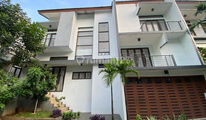 Rumah Modern 2 Lantai Dengan Swimming Pool di Pangkalan Jati 1