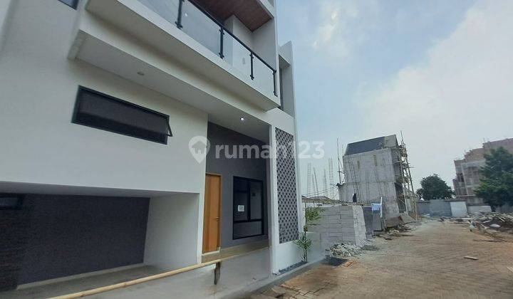 Hunian Modern 2,5 Lantai Siap Huni Hanya 6 Menit Ke Tol Brigif 2