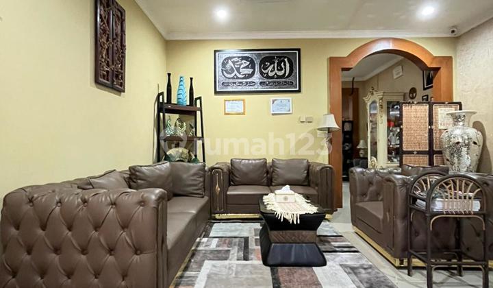 Rumah Homey dengan Layout Lega 2 Lantai di Komplek Elit Cinere 2