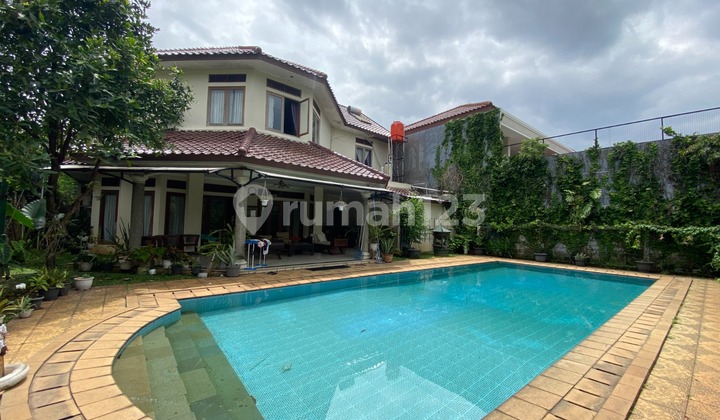 Rumah Luas 717m2 Hadap Timur Lengkap Dengan SwimPool di Cinere