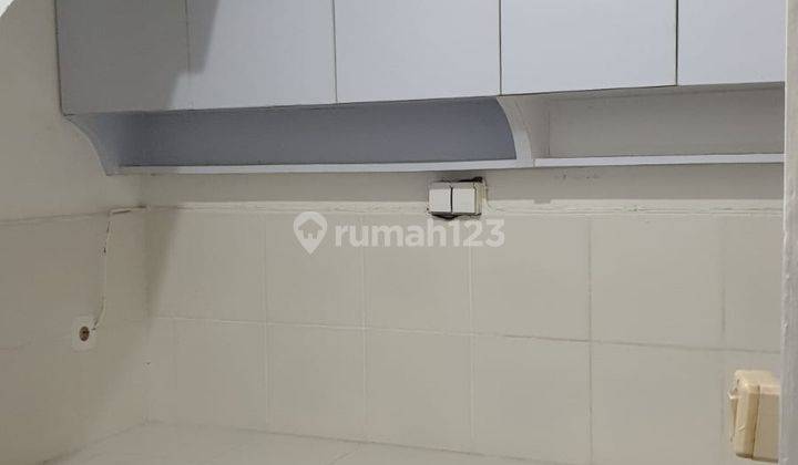 Rumah 2 Lantai Dengan Garasi Basement di Komplek Strategis Cinere 2