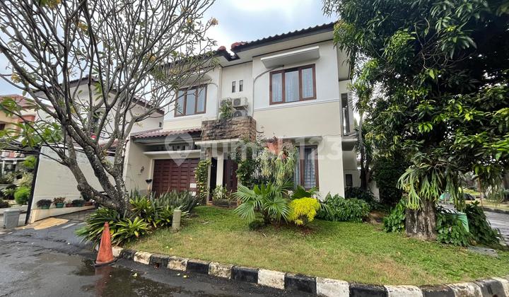 Rumah Posisi Hook Luas 400m2 di Komplek Nyaman Aman Lengkap Swimpool di Cinere