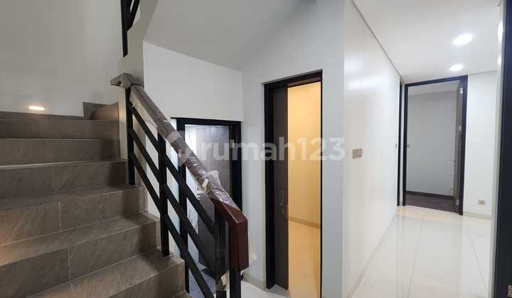 Rumah 3 Lantai Dalam Townhouse Akses Mudah ke Tol Andara 2