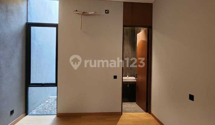 Rumah 3 Lantai Lengkap Sky Terrace di Kawasan Strategis Kemang 2