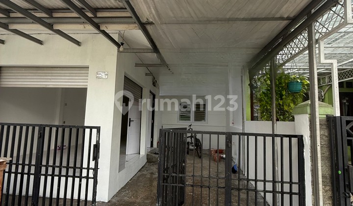 One-Story House with Spacious Land Suitable for Business in Krukut at an Attractive Price One-Story House with Spacious Land Suitable for Business in Krukut at an Attractive Price