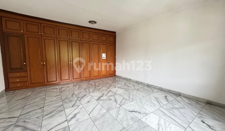Semi-Furnished 240m2 House in Strategic Cinere Complex at Attractive Price 2
