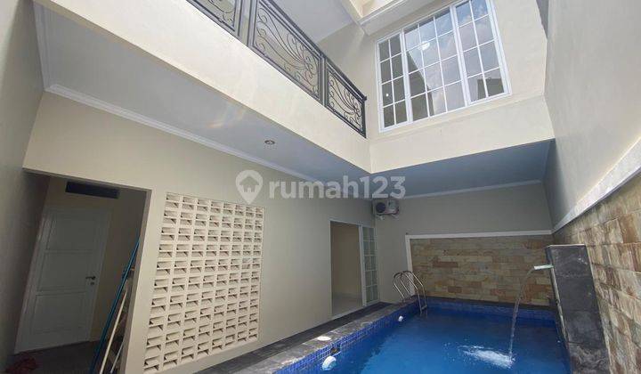 Elegansi Modern Rumah Berswimming Pool di Jagakarsa, Dekat Tol 1