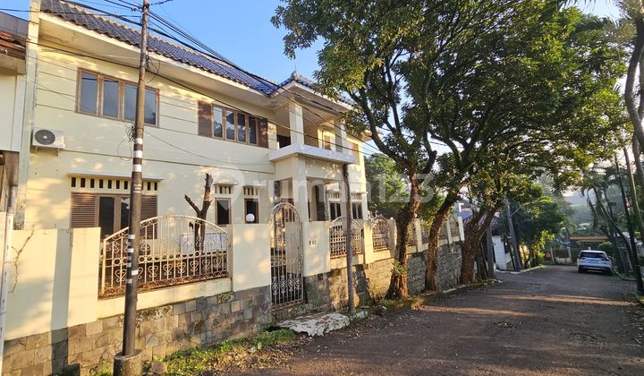 Rumah Hook Depan Taman di Komplek Eksklusif - Fasilitas Lengkap & Lokasi Strategis