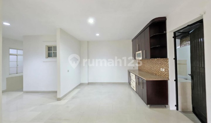Rumah 4+1 kamar tidur luas di lippo tangerang