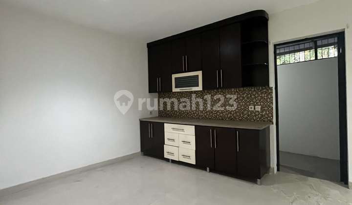 Ready-to-Occupy Flood-Free House, 11 Meters Wide in Lippo Karawaci Near Toll Road 2