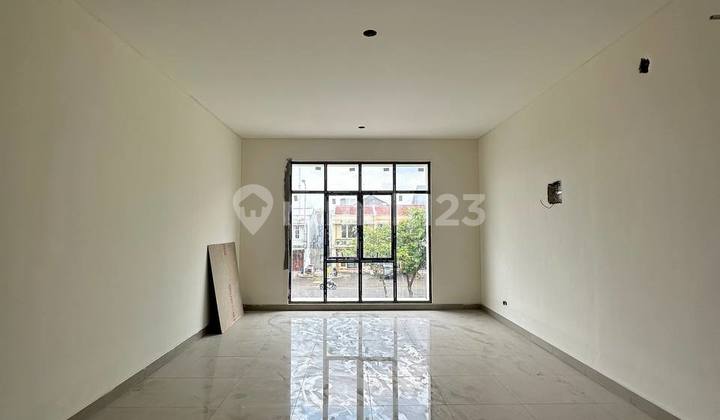 READY-TO-OCCUPY SHOPHOUSE FACING THE ROAD IN GADING SERPONG 2