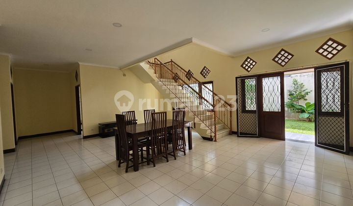 Rumah 2 Lantai Lingkungan Tenteram di Kemang Pratama