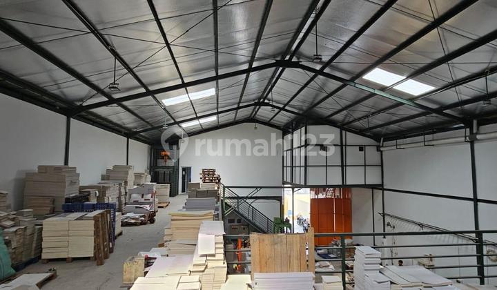 Warehouse in Kapuk, Size 668m, 15x44.5 Meters, 2 Floors, Thick Concrete, 3-ton Cargo Lift, 4 Office Rooms, Heat-Resistant Warehouse Roof, Container Access. Warehouse in Kapuk, Size 668m, 15x44.5 Meters, 2 Floors, Thick Concrete, 3-ton Cargo Lift, 4 Office Rooms, Heat-Resistant Warehouse Roof, Container Access.