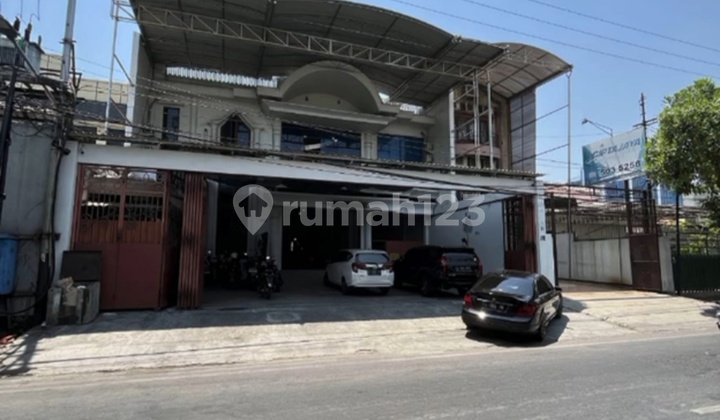 Rumah Raya Gubeng Strategis