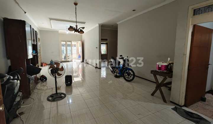 Slashing Prices, Land Calculation* Cheap and Strategic House in Gayung Kebonsari Near Sby Main Road Slashing Prices, Land Calculation* Cheap and Strategic House in Gayung Kebonsari Near Sby Main Road