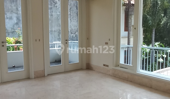 Luxurious House in Taman Menteng, Jakarta 8