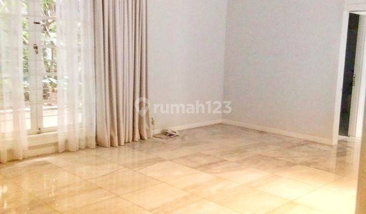 Rumah putih cantik di Senayan, dkt Sency dan Moestopo dan 
