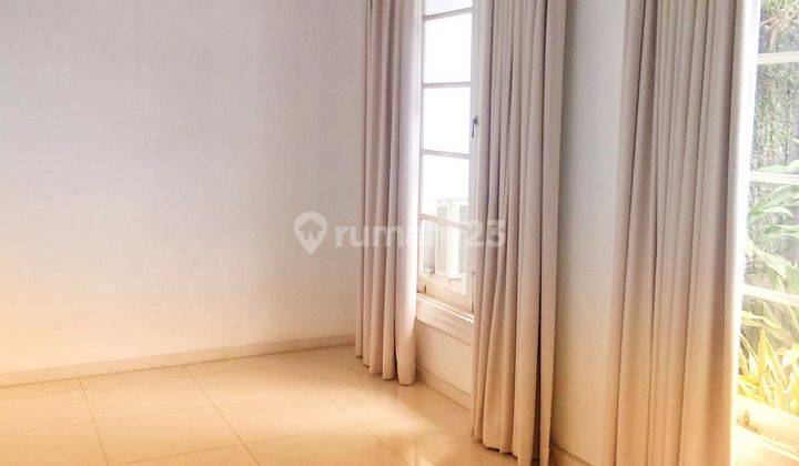 Rumah putih cantik di Senayan, dkt Sency dan Moestopo dan 