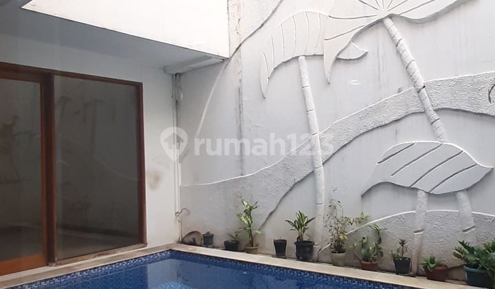 Rumah nyaman dengan kolam renang dan bar di Mega Kuningan, Jakarta Selatan