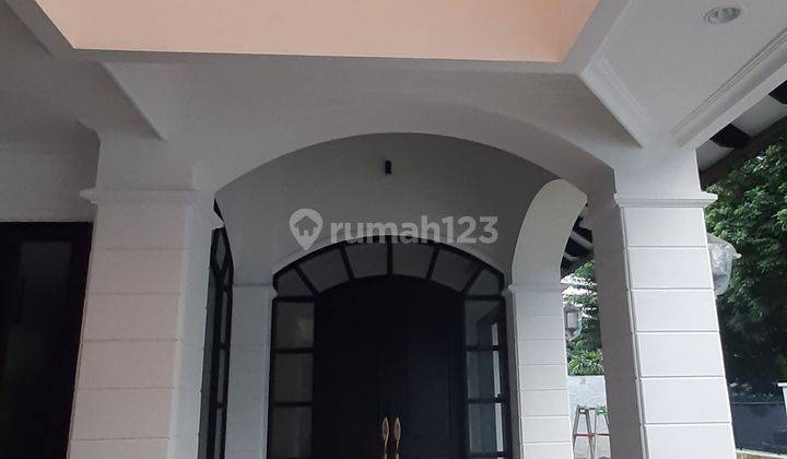 Rumah hitam putih yang cantik dan luas di Permata Hijau, Jakarta Selatan
 2