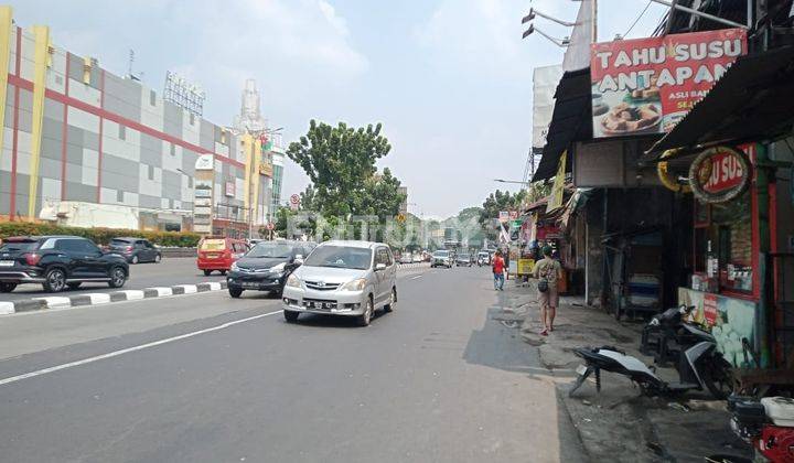 Toko Dan Tempat Parkir Motor Di Taman Mini, 1