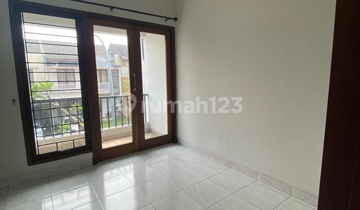 House in a cluster, ready to occupy in Bintaro sector 9. 2