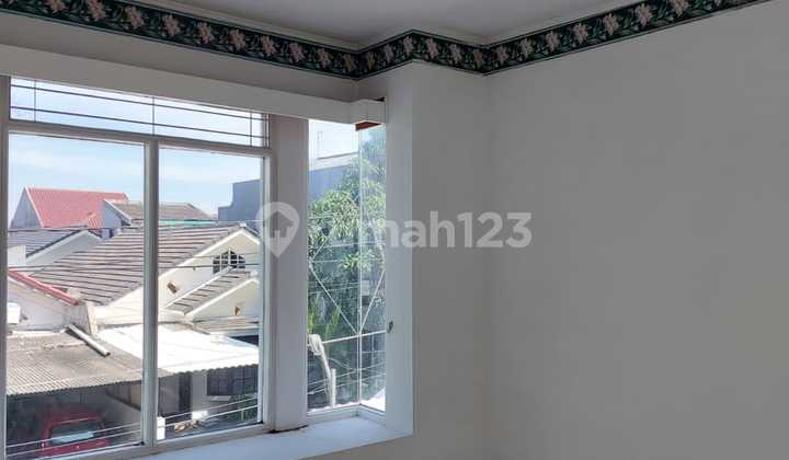 Beautiful 2-Story House, Strategic Location in Bintaro Jaya Sector 5 2