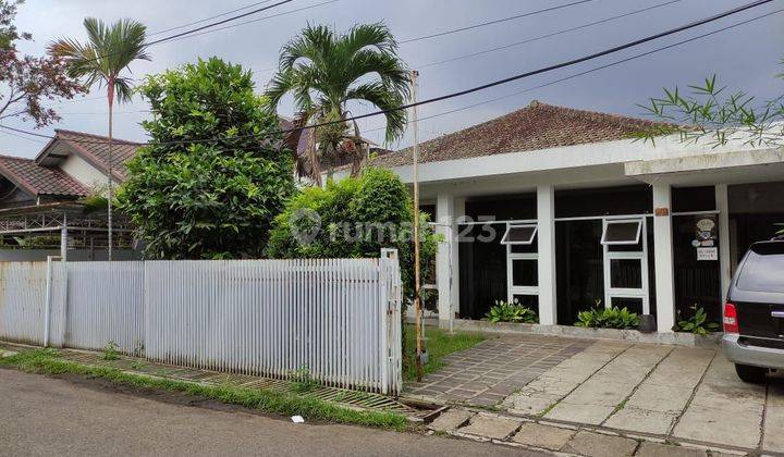 Rumah di Tubagus Ismail Cocok Untuk Kantor, Red Doorz 1