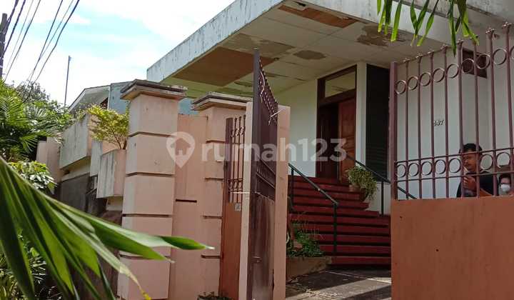Villa-Style House with High and Sturdy Ceilings in Cinere. Villa-Style House with High and Sturdy Ceilings in Cinere.