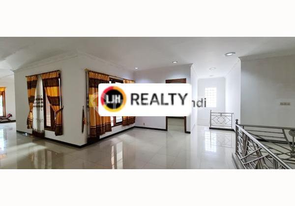 House on Abdulrahman Saleh Street, Semarang. Rental Price IDR 300 Billion/Year. 1