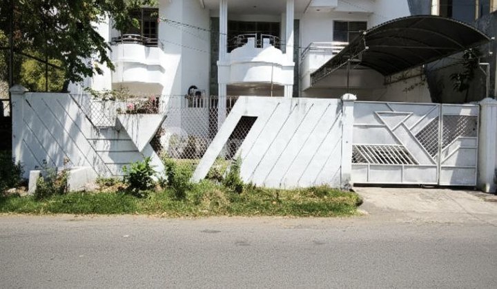 Manyar Jaya House, Strategic 2